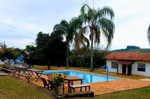 Piscina e área de lazer da Pousada Modelo