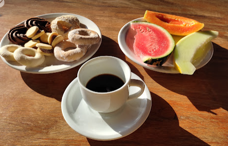 Café coado com biscoitos caseiros e frutas frescas