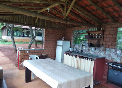 Cozinha e churrasqueira coberta para hóspedes