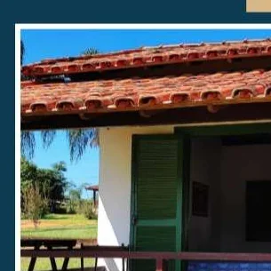 Fachada com varanda da Pousada Modelo